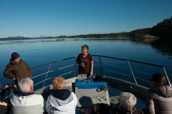 Nossa bióloga dá uma pequena palestra ao final do passeio de barco em Telegraph Cove, na Vancouver Island, na Columbia Britânica, costa oeste do Canadá